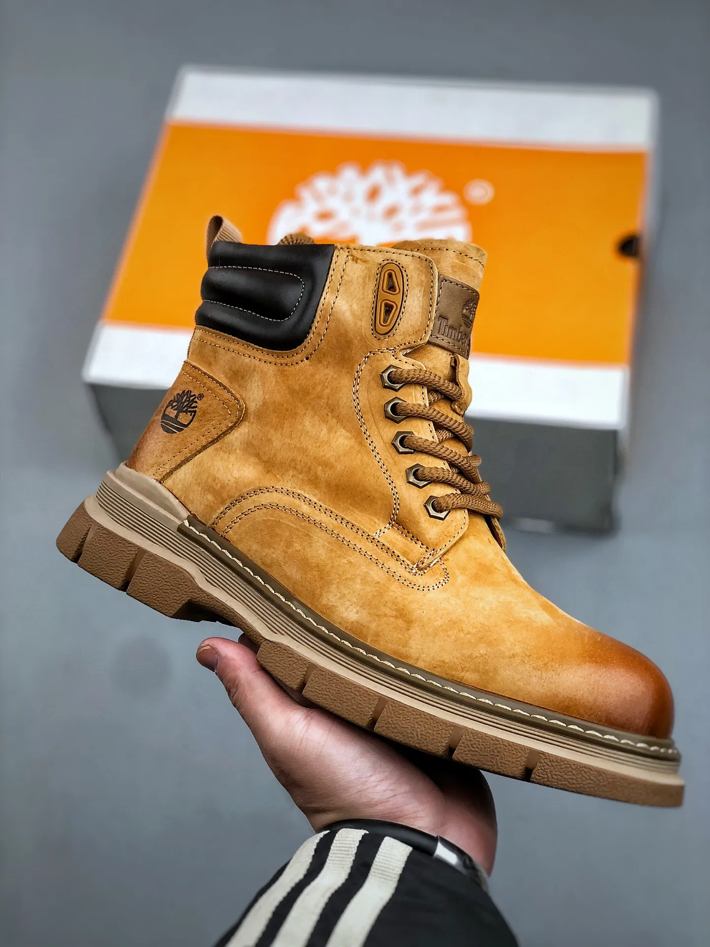 Welfare special price💰480 Timberland Timberland/Timberland new autumn and winter products (plush lining🔥warm and heat-locking) autumn and winter must-have outdoor casual rhubarb boots series #Guangdong Dachang quality original box original packaging fashion trend matching the fabric is made of Italian 🇮🇹 top frosted fine-grained cowhide with anti-odor and anti-corrosion genuine leather latex insoles. The outsole and hardware are all made from raw materials of the original factory. They are the same as the original Goodyear never-opening process. Good products do not kill pigs. The quality of the first order is strictly controlled. Exclusively released on the entire network. There is no doubt about the quality. The whole set of official website unified packaging gives you a perfect wearing experience. The quality is exquisite and durable. A must-have for sportsmen. Specially designed to prevent handsomeness. High-quality and first-class foot feel. Specially used for outdoor cold protection this winter. Daily casual matching. Size: 38 39 40 41 42 43 44 (leather shoe size)